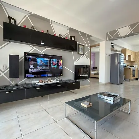 Family With Pool Sleeps 6 פאראלימני