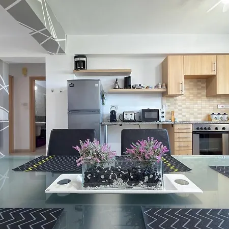Family With Pool Sleeps 6 * פאראלימני