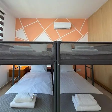 דירה Family With Pool Sleeps 6 פאראלימני