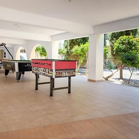 Family With Pool Sleeps 6 דירה פאראלימני