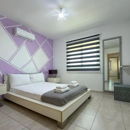 Family With Pool Sleeps 6 * פאראלימני
