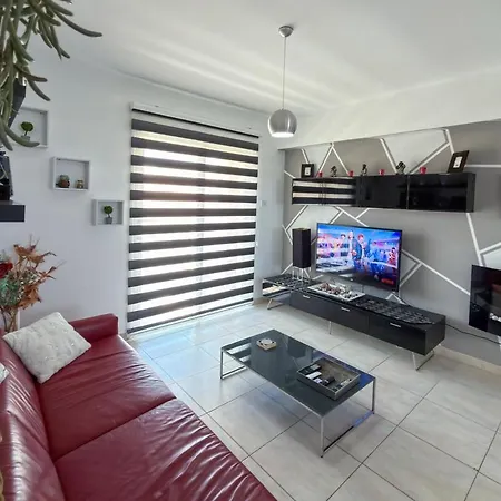דירה Family With Pool Sleeps 6 פאראלימני
