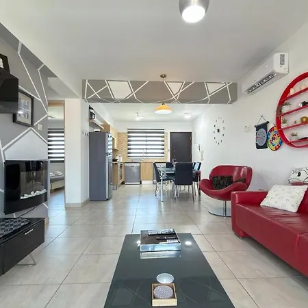 דירה Family With Pool Sleeps 6 פאראלימני