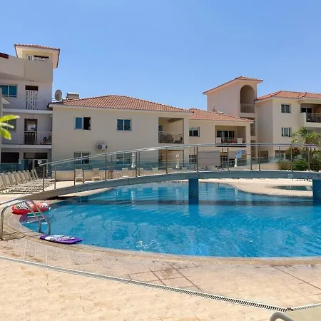 Family With Pool Sleeps 6 * פאראלימני